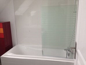 Bathtub, hair dryer, towels, toilet paper - Recent house 300m from the beach (Bernières-sur-Mer)