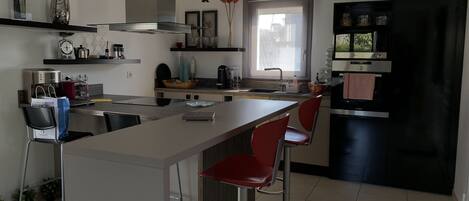 ثلاجة، ميكروويف، فرن، موقد طهي مسطح