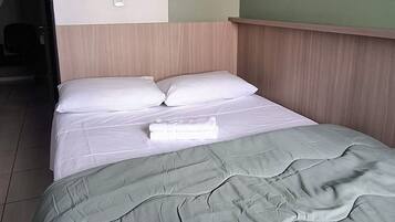 Quarto casal luxo | Escrivaninha, ferros/tábuas de passar roupa, Wi-Fi de cortesia