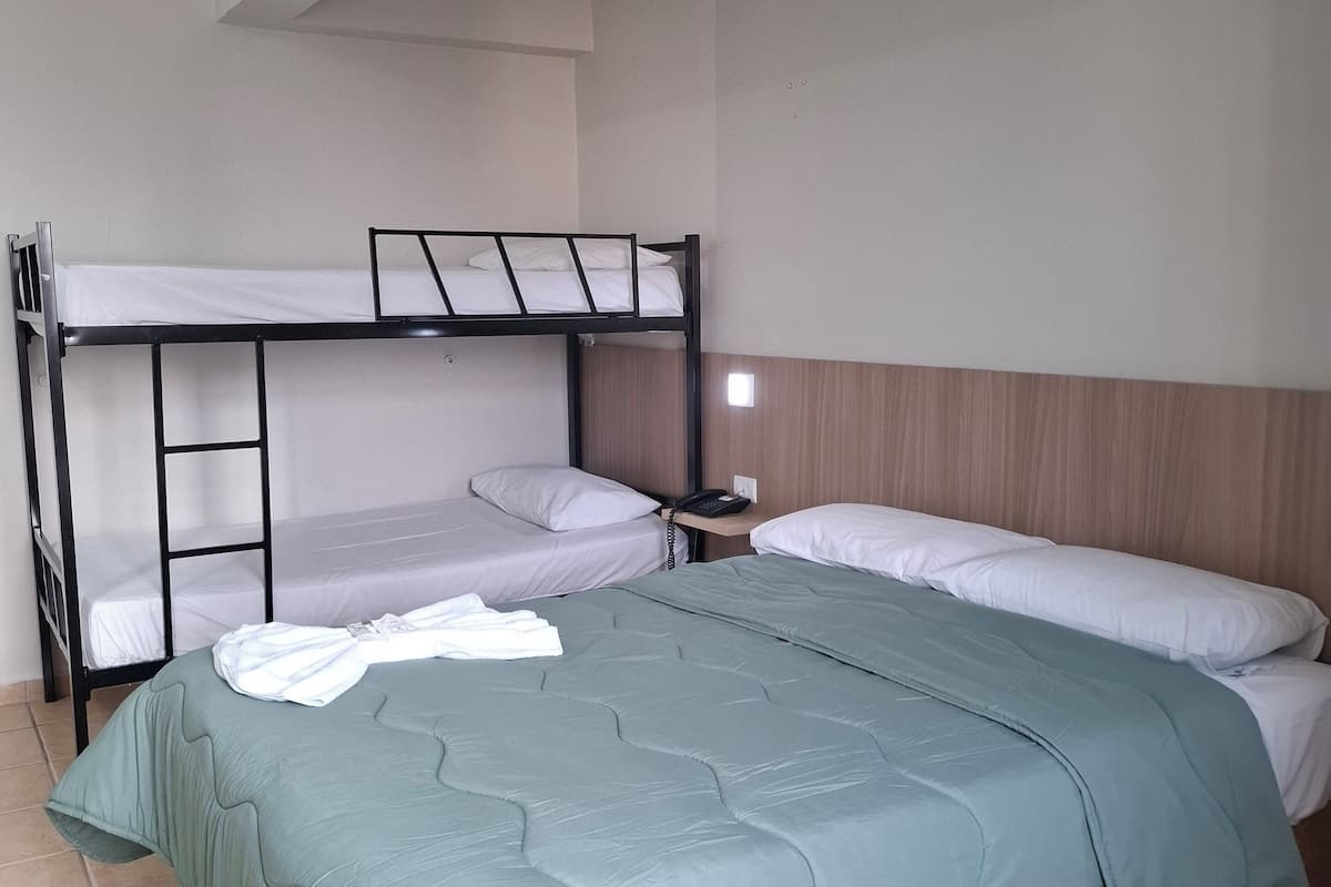 Family Oda | Masa, ütü/ütü masası, ücretsiz kablosuz İnternet, çarşaf takımı