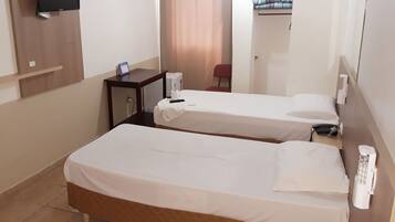 1 phòng ngủ, bàn, bàn ủi/dụng cụ ủi quần áo