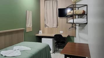 Escritorio, tabla de planchar con plancha, wifi gratis y ropa de cama