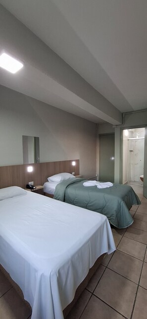 Tomannsrom – deluxe | Skrivebord, strykejern/-brett, wi-fi (inkludert) og sengetøy