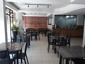 Free daily buffet breakfast - Hotel Romanville (Chapecó)