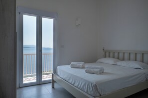 4 bedrooms, iron/ironing board, free WiFi, bed sheets - Villa Fertilia sea front - Key to Villas (Fertilia)