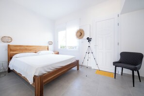 4 bedrooms, iron/ironing board, free WiFi, bed sheets - Villa Fertilia sea front - Key to Villas (Fertilia)
