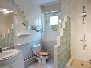 Dusche, Haartrockner, Handtücher, Toilettenpapier