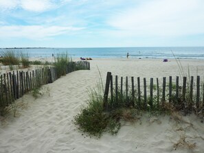 Plage à proximité, chaises longues