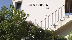 Un edificio con una escalera y una puerta. Se lee 