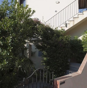 Un bâtiment doté d’un escalier et d’une porte. On peut lire l’inscription « GINEPRO 2 » sur le bâtiment.