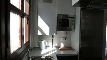 Refrigerador, tetera eléctrica, tostadora y comedor