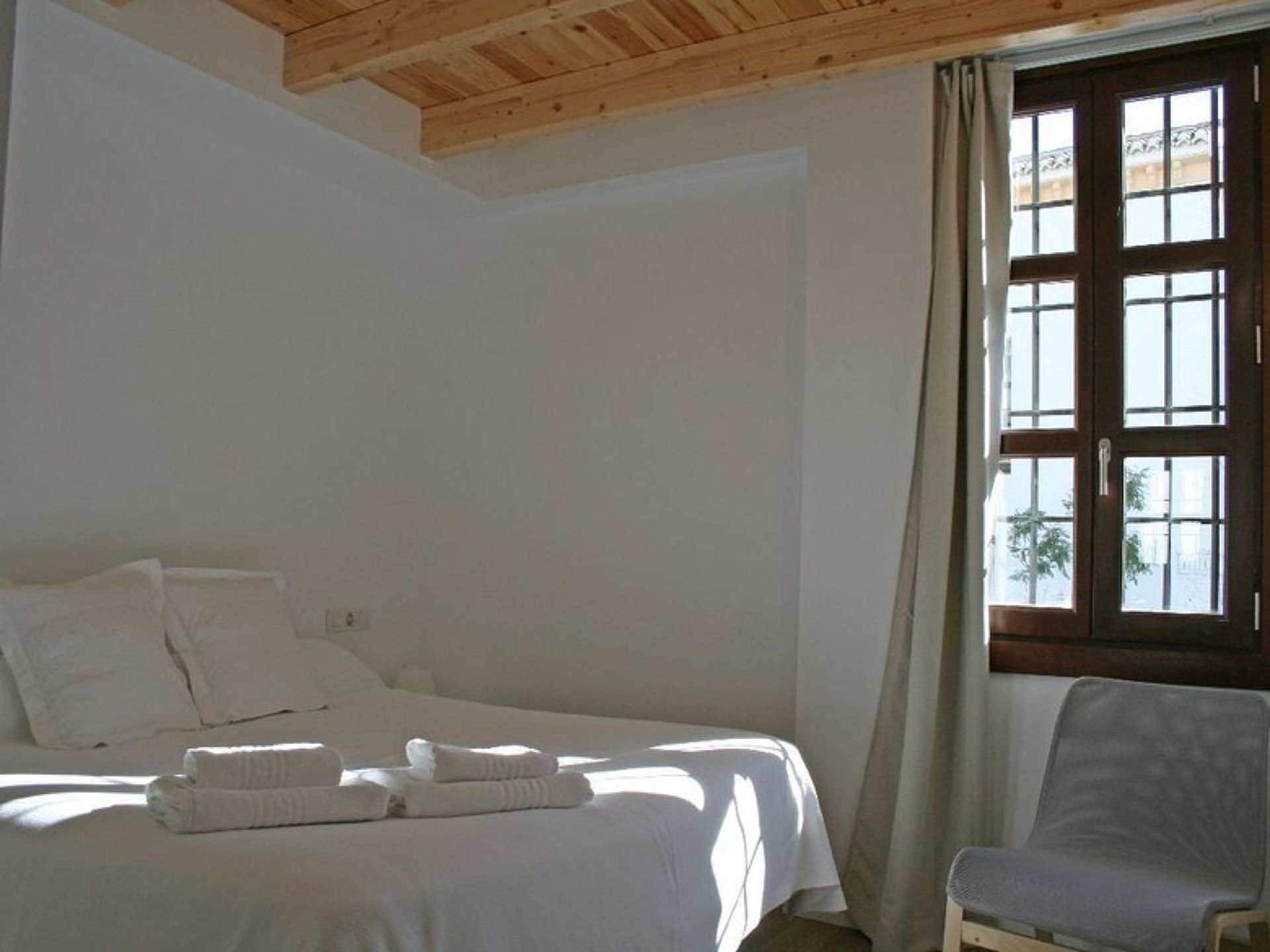 3 makuuhuonetta, työpöytä, silitysrauta/-lauta, Wi-Fi