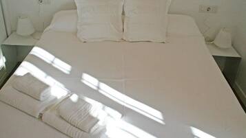 3 bedrooms, desk, iron/ironing board, WiFi