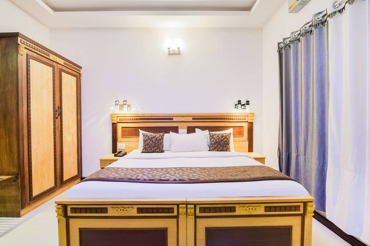 Premium bedding, in-room safe, free WiFi
