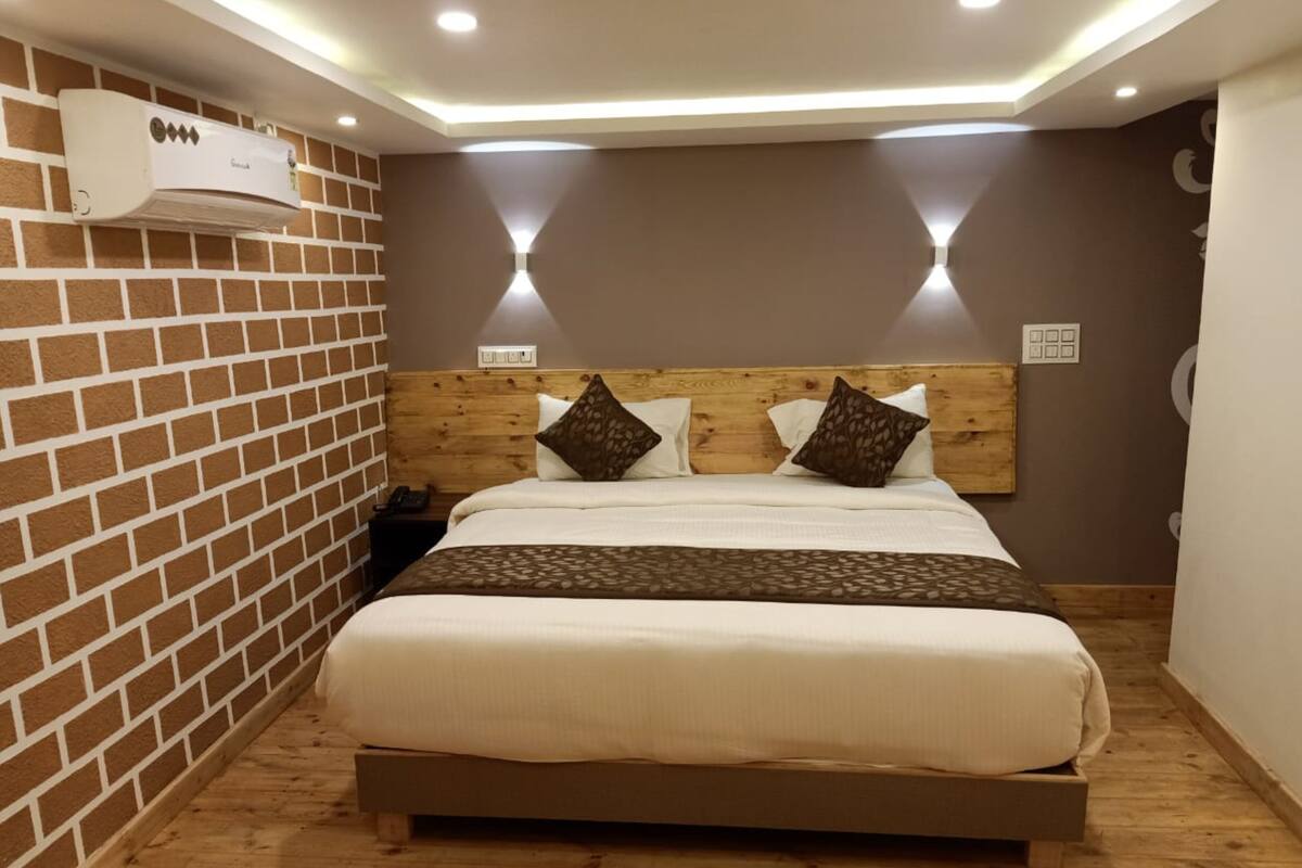 Premium bedding, in-room safe, free WiFi