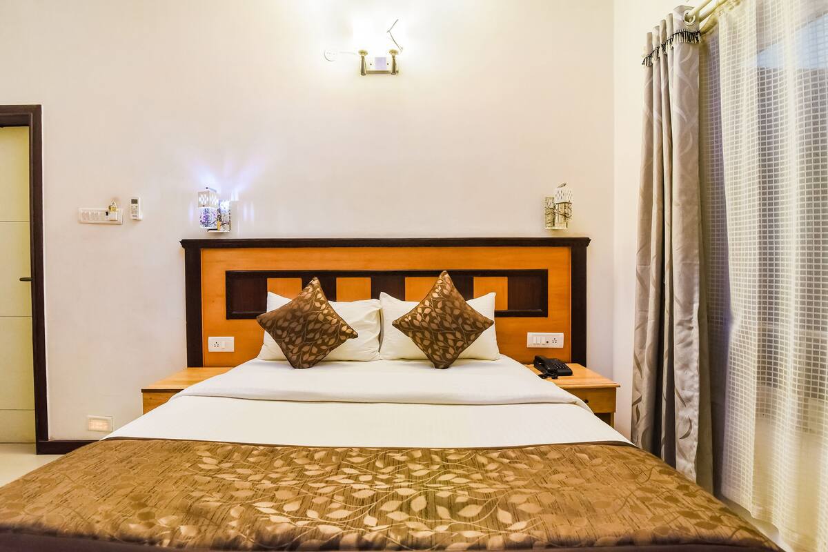 Premium bedding, in-room safe, free WiFi