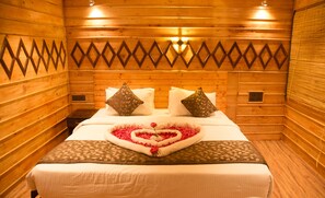 Premium bedding, in-room safe, free WiFi