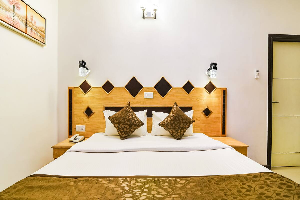 Premium bedding, in-room safe, free WiFi