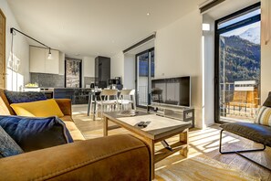 Flat-screen TV - Central Apartment with Balcony & Mountain Views (Chamonix-Mont-Blanc)