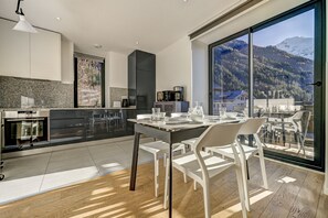 Fridge, microwave, oven, stovetop - Central Apartment with Balcony & Mountain Views (Chamonix-Mont-Blanc)