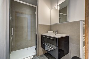 Shower, hair dryer, towels - Central Apartment with Balcony & Mountain Views (Chamonix-Mont-Blanc)