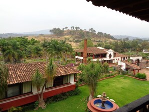 Habitación triple clásica, 2 camas de matrimonio, vistas al jardín | Vistas del balcón