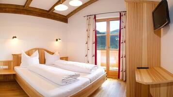 4 bedrooms, in-room safe, iron/ironing board, travel crib
