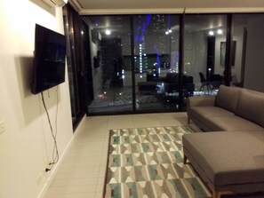 Appartamento, 2 camere da letto, balcone, vista città | Area soggiorno | TV a schermo piatto