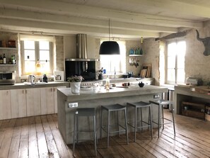 Réfrigérateur, four à micro-ondes, un four, surface de cuisson