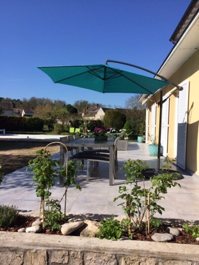Country house with pool 1 hour from Paris