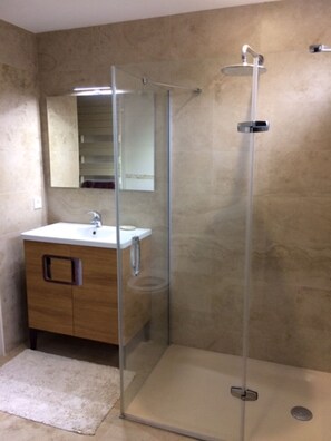 Secadora de cabello, toallas, jabón, shampoo