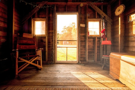 Interior. Garden Lodging In A Peaceful Country Farm Setting ~ "Longspur" House