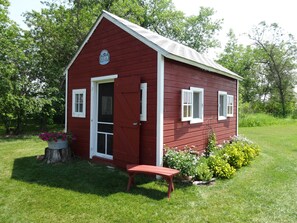 Exterior - Garden Lodging In A Peaceful Country Farm Setting ~ "Longspur" House (Carrington)