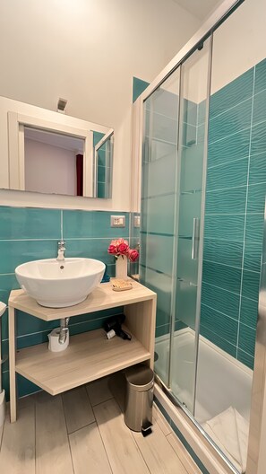 Chambre simple classique | Salle de bain | Douche, douche cascade, articles de toilette (gratuits)