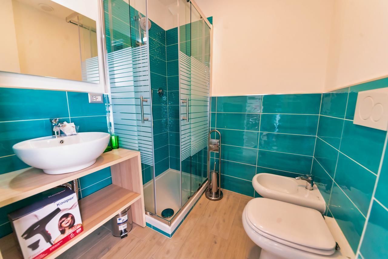 shower, rainfall showerhead, free toiletries, hair dryer