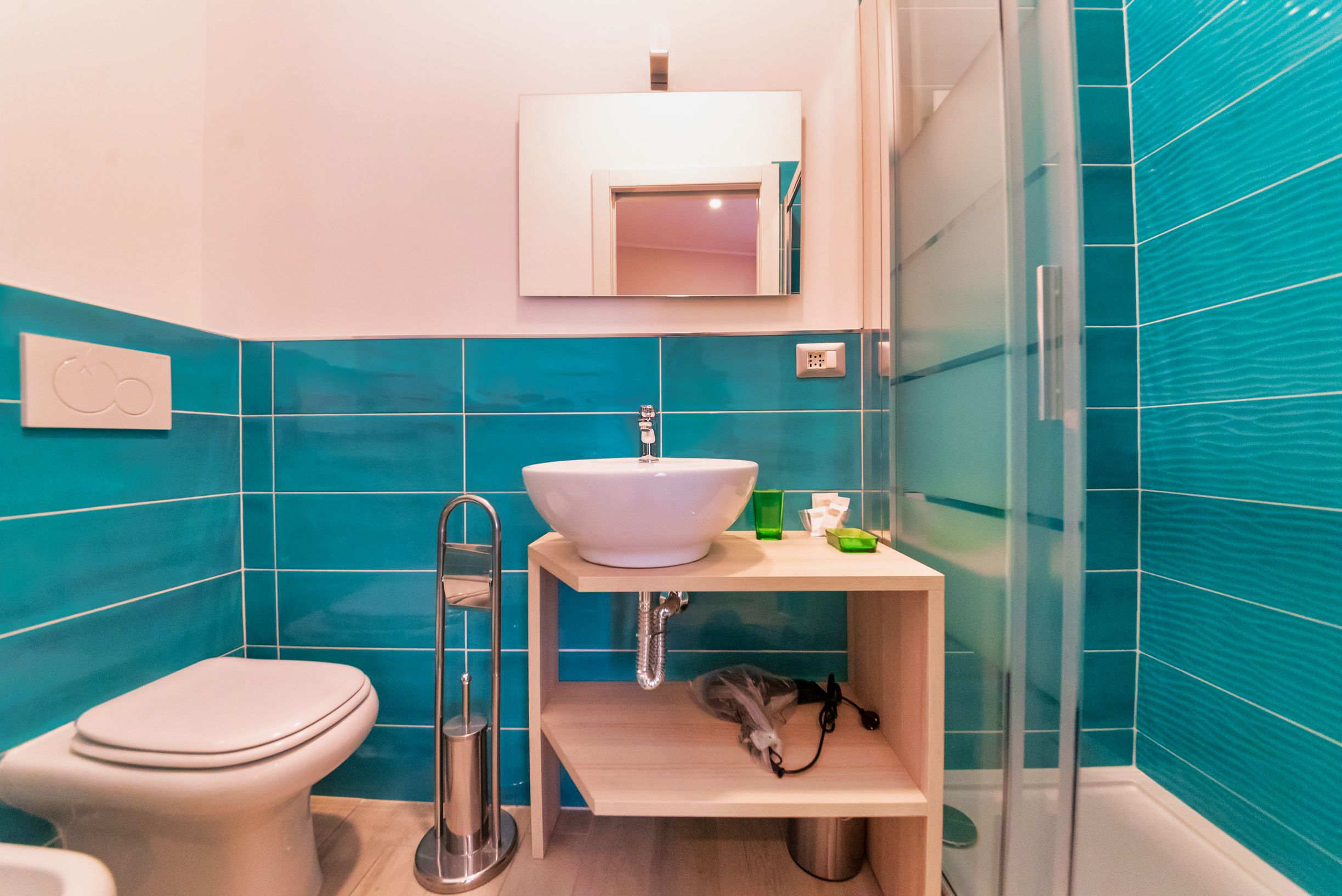 classic single room | down duvets, in-room safe, desk, blackout curtains