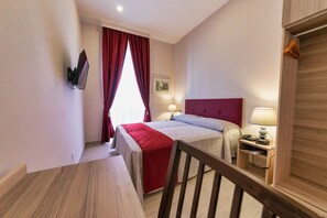 Quarto casal ou duplo clássico | Edredons de pluma, cofres nos quartos, escrivaninha, cortinas blackout