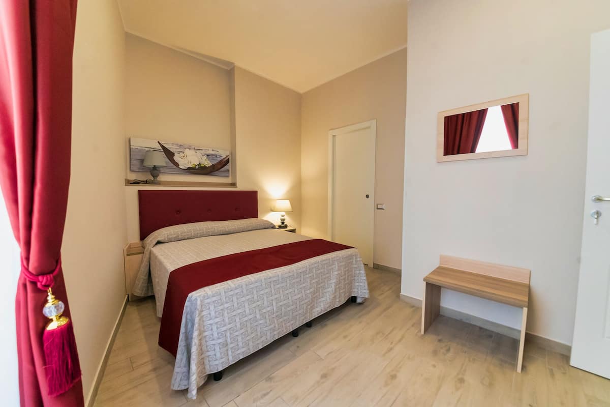 Kamar Single Klasik | Selimut bulu angsa, brankas, meja kerja, dan tirai kedap cahaya