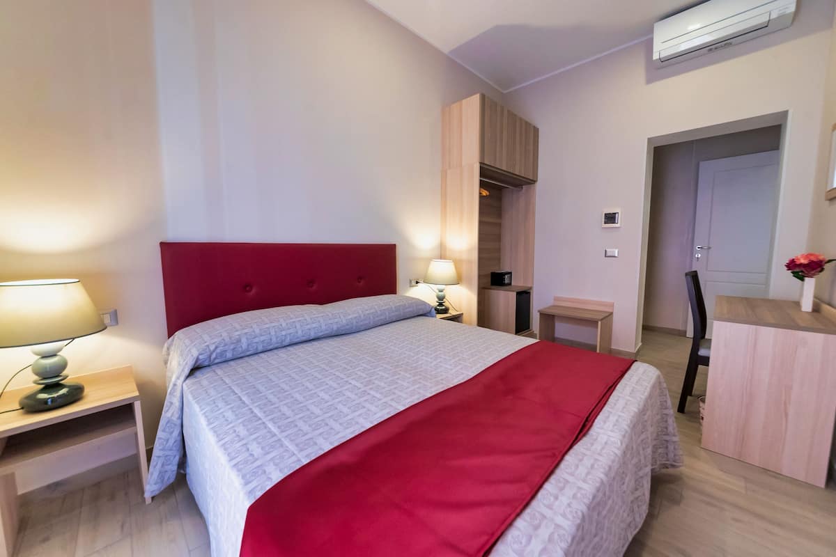 Kamar Double atau Twin Klasik | Selimut bulu angsa, brankas, meja kerja, dan tirai kedap cahaya
