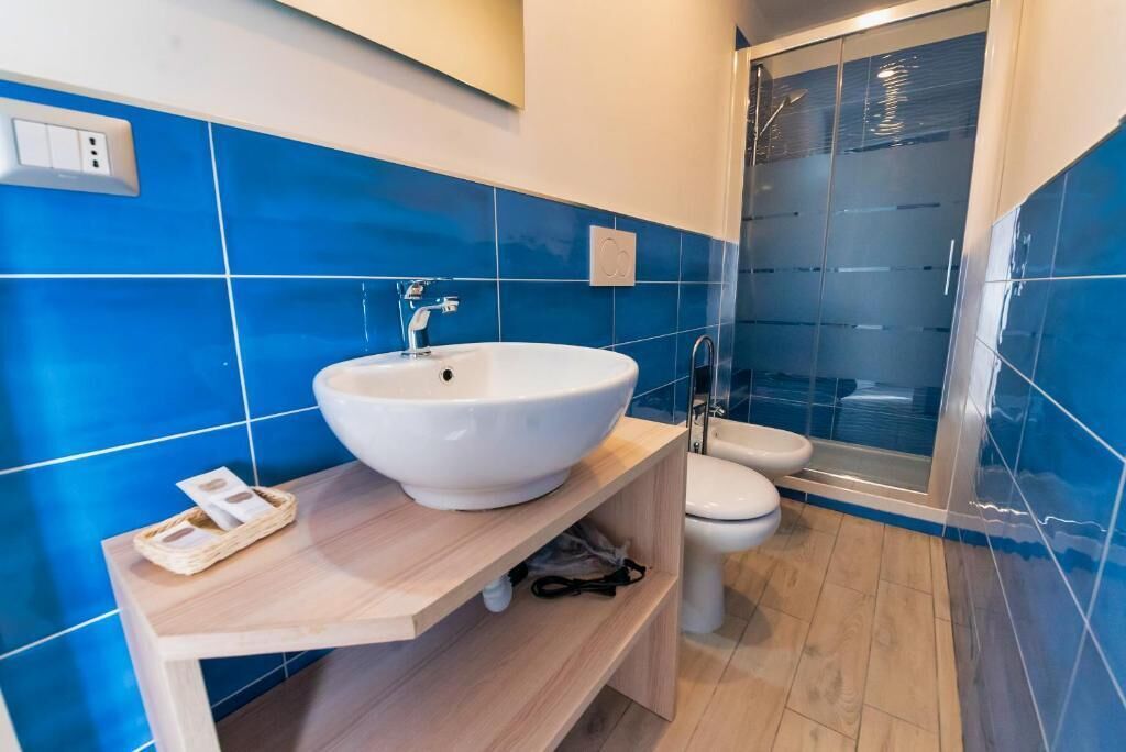 shower, rainfall showerhead, free toiletries, hair dryer