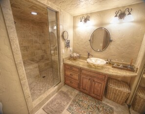 Douche, sèche-cheveux, bidet, serviettes fournies