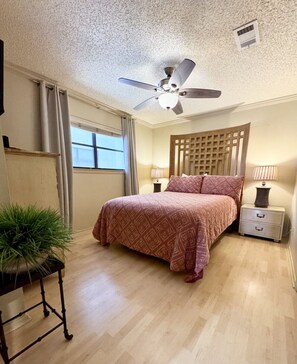 2 bedrooms, desk, WiFi