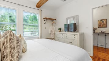 1 makuuhuone, työpöytä, silitysrauta/-lauta, vauvan matkasänky