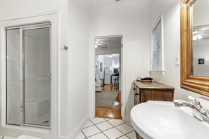 Chuveiro, secador de cabelo, toalhas de banho 