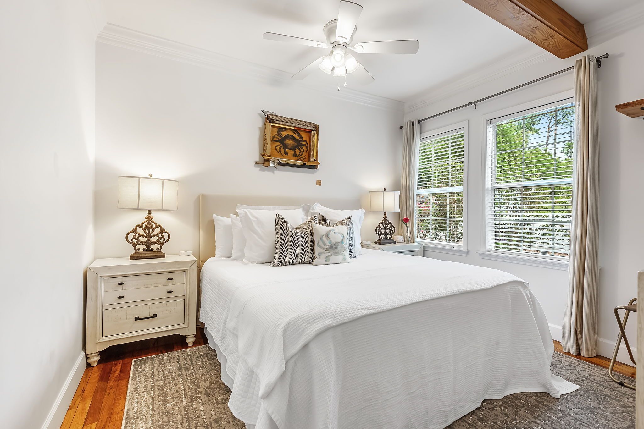 1 habitación, escritorio, tabla de planchar con plancha y cuna de viaje 