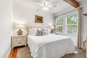 1 Schlafzimmer, Schreibtisch, Bügeleisen/Bügelbrett, Reisekinderbett