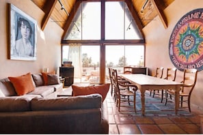 Smart TV, chimenea, videojuegos, reproductor de DVD