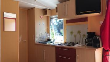 Kühlschrank, Mikrowelle, Herdplatte, Wasserkocher mit Kaffee-/Teezubehör