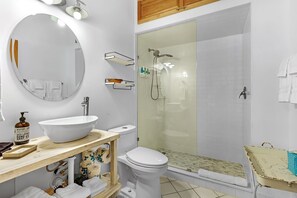 Combined shower/tub, hair dryer, towels