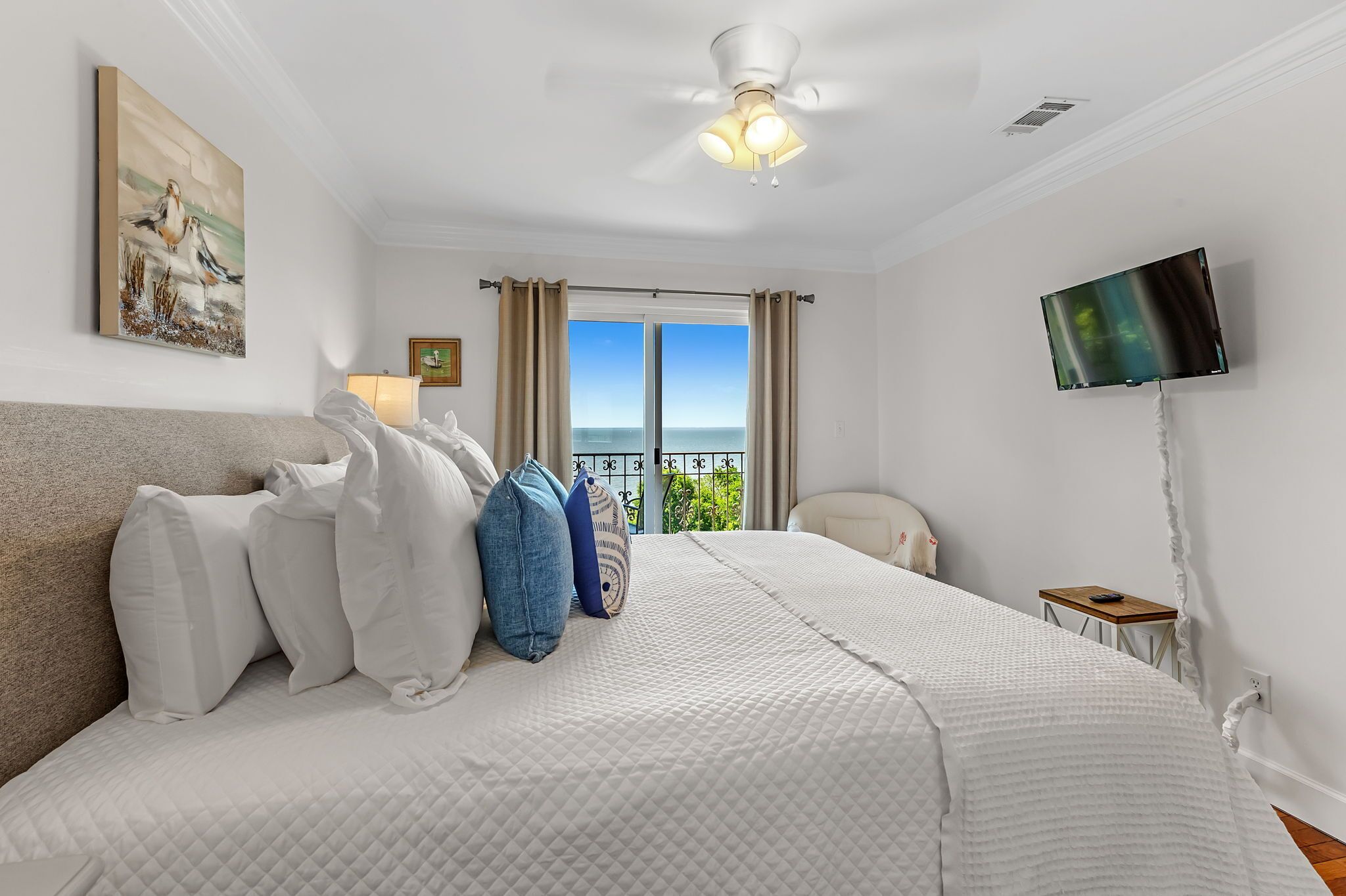 2 habitaciones, escritorio y tabla de planchar con plancha 